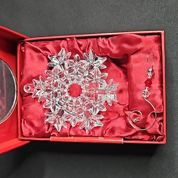 WATERFORD CRYSTAL ANNUAL SNOW CRYSTAL "2007" CHRISTMAS TREE ORNAMENT - Picture 2 of 9